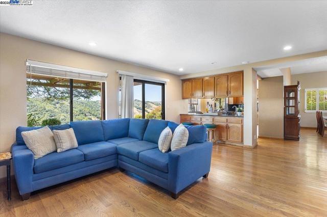 6444 Boone Dr, Castro Valley CA: https://media.crmls.org/mediaz/813e646d-3489-44ea-93ce-4180b6d9af57.jpg