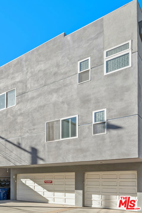 20 Quarterdeck Street, Marina del Rey CA: https://media.crmls.org/mediaz/813e8d85-03b6-4ff3-8bdc-a3647d8f7f4f.jpg