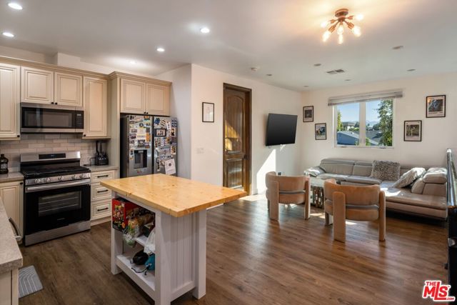 13800 Erwin Street photo 25