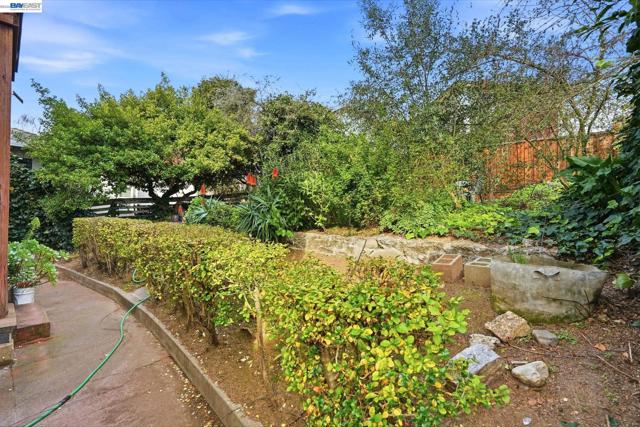 1424 Hampel St, Oakland CA: https://media.crmls.org/mediaz/813f9b91-6a6f-492a-85c9-3fc57b21df2d.jpg