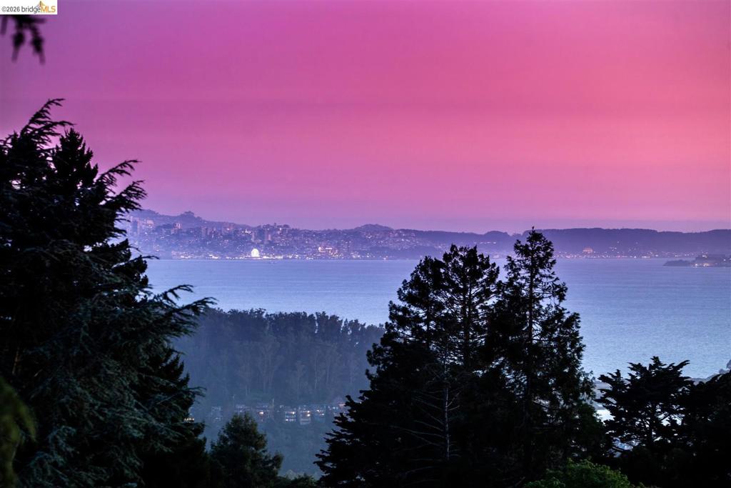 https://media.crmls.org/mediaz/813fa803-bca8-4d9a-a2ef-72a2a8c39c4c.jpg?preset=X-Large