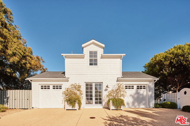 28830 Hampton Place, Malibu CA: https://media.crmls.org/mediaz/813fe2b2-48a3-492b-af54-edeac5e86a46.jpg