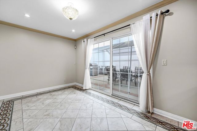 4421 Prospect Avenue, Los Angeles CA: https://media.crmls.org/mediaz/81409ce0-03c6-4787-9343-47f3e05cf345.jpg