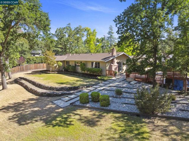 38 Oakdene Ct, Walnut Creek CA: https://media.crmls.org/mediaz/8141d584-4693-491d-9da2-75f6a34b7f8c.jpg