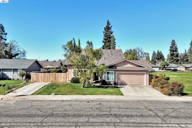 1425 Forest Dr, Turlock CA: https://media.crmls.org/mediaz/8142293c-1f60-43c9-bb93-f0cda511d32f.jpg