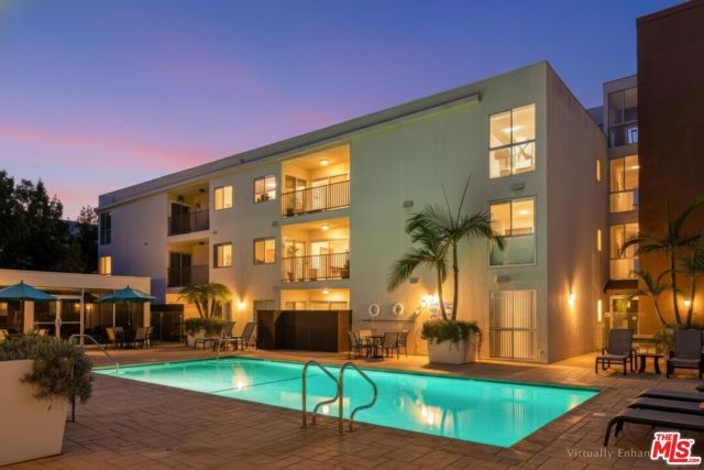 949 N Kings Road, West Hollywood CA: https://media.crmls.org/mediaz/8142783a-0e09-4b02-8c1b-215e0066d210.jpg