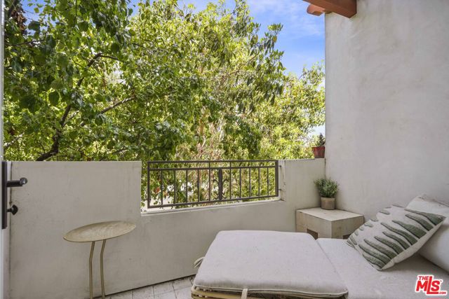 4541 Colfax Avenue, Studio City CA: https://media.crmls.org/mediaz/81442164-a968-458b-8f41-b1fc6a8332ee.jpg