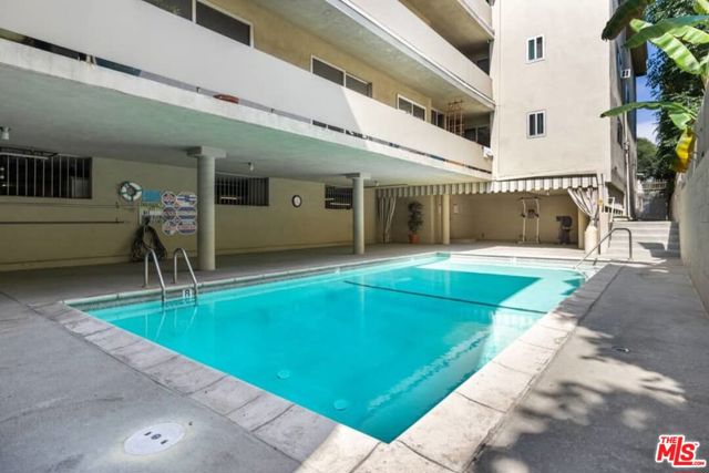 525 N Sycamore Avenue, Los Angeles CA: https://media.crmls.org/mediaz/8144f74c-1785-46e3-91a1-0d648c025b32.jpg