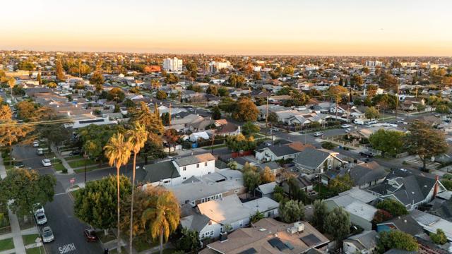 1900 W 41St St, Los Angeles CA: https://media.crmls.org/mediaz/81457e9e-2eb8-4e9f-a826-ff930b4fa50f.jpg