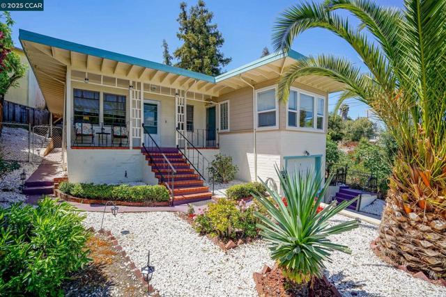 2450 Bella Vista Ave, Martinez CA: https://media.crmls.org/mediaz/8145a047-0aa5-47a8-b47f-7ac3296910bf.jpg