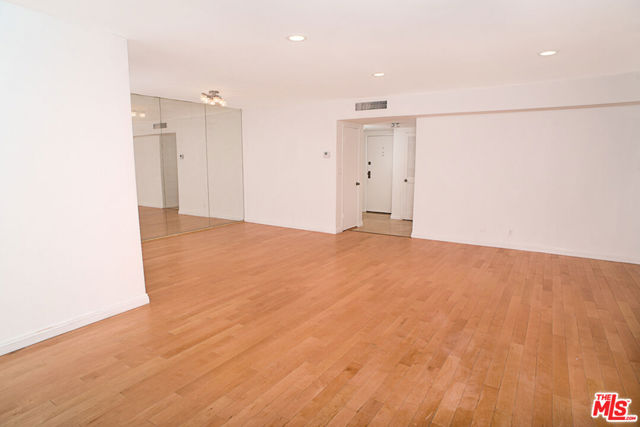 416 N Oakhurst Drive, Beverly Hills CA: https://media.crmls.org/mediaz/8145bb5a-00e1-4118-91d8-bc89df3a97a3.jpg