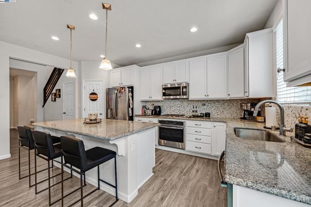 268 Coolcrest Dr, Oakley CA: https://media.crmls.org/mediaz/8145f652-7eea-429b-9e24-ac5e67ffc7a9.jpg