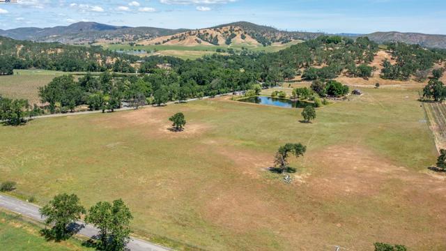 2051 Dollarhide Rd,  CA: https://media.crmls.org/mediaz/81464707-add5-4892-aed1-1db6d58cf5fb.jpg