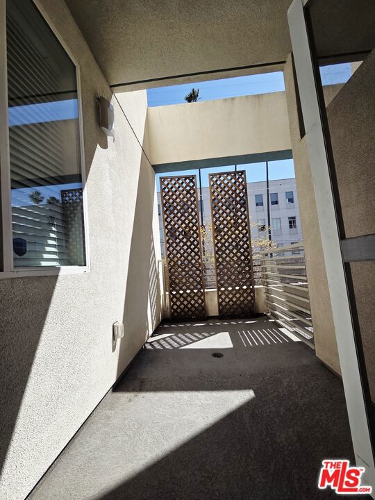 436 S Virgil Avenue, Los Angeles CA: https://media.crmls.org/mediaz/81469a67-b217-4a99-b3d1-a5146a1966fb.jpg