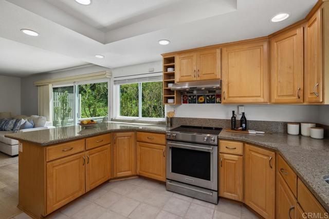 2294 Caminito Castillo, La Jolla CA: https://media.crmls.org/mediaz/8147fba0-2ba8-48b3-8386-154be2aa5bde.jpg