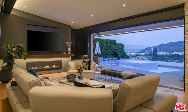 3526 Wrightwood Court, Studio City CA: https://media.crmls.org/mediaz/81488b49-65bf-462f-921d-238113810552.jpg