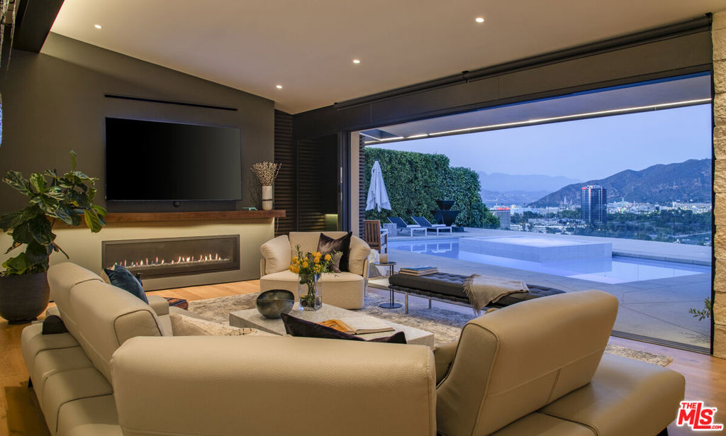 3526 Wrightwood CourtStudio City img 2