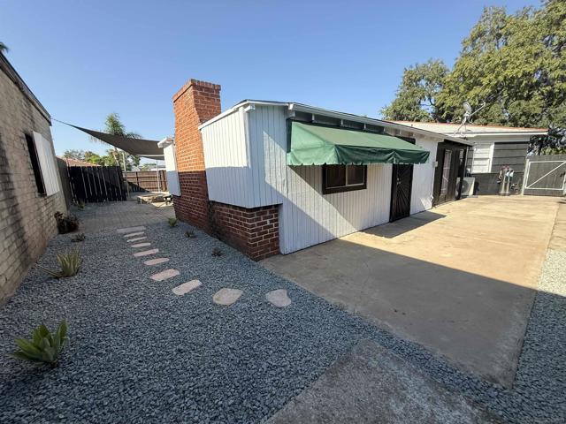 3518 Isla Vista Dr, San Diego CA: https://media.crmls.org/mediaz/81489297-2d91-4da1-8d40-0b6f9b732f60.jpg