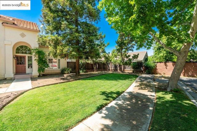 1281 Sea Vista Dr, Brentwood CA: https://media.crmls.org/mediaz/8148f1ac-db3e-4db3-8d0b-3f2de179c151.jpg