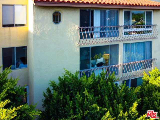 12830 Burbank Boulevard, Valley Village CA: https://media.crmls.org/mediaz/814b0b76-965e-4923-b4a3-71850527a3a6.jpg