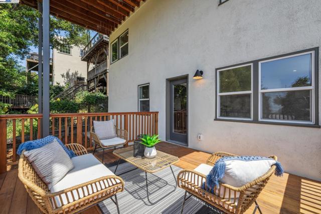 1129 WELLINGTON STREET, Oakland CA: https://media.crmls.org/mediaz/814bd741-7993-49f5-8d77-793ec4dedcbf.jpg