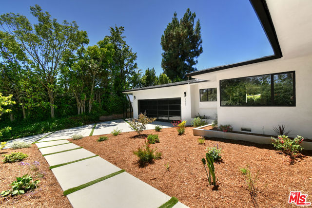 3221 Elvido Drive, Los Angeles CA: https://media.crmls.org/mediaz/814c0173-d09f-4db4-86f8-23c8f330d906.jpg