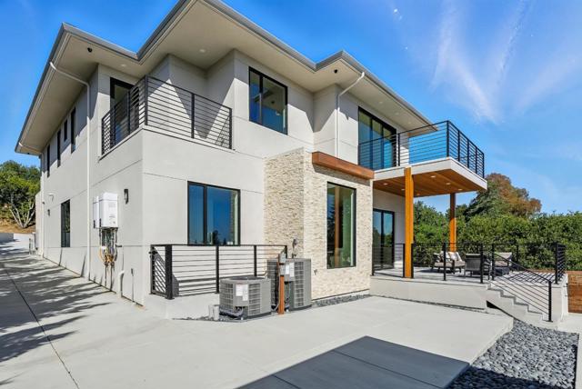 1127 Hillslope Place, Los Altos CA: https://media.crmls.org/mediaz/814cca84-7f8f-4541-b727-0ae50a0dd819.jpg