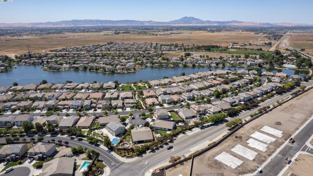 917 Talaria Ct, Oakley CA: https://media.crmls.org/mediaz/814ce267-212a-4895-98d7-8e3ea009b539.jpg