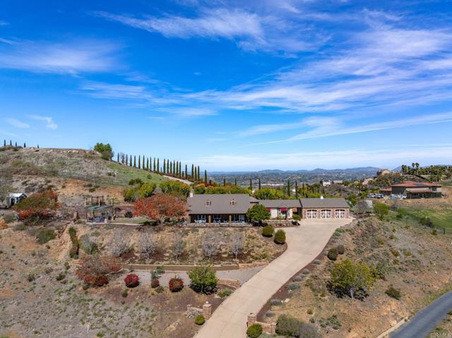 30419 Canyon Estates Road, Vista CA: https://media.crmls.org/mediaz/814d278c-7451-4b5a-8d6f-11a6ec47b53a.jpg