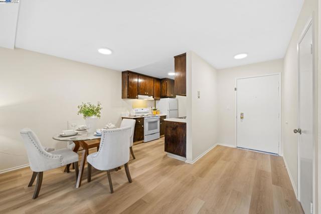 1327 Webster St, Alameda CA: https://media.crmls.org/mediaz/814de653-e49c-4c15-9abc-f37e6d2aa511.jpg