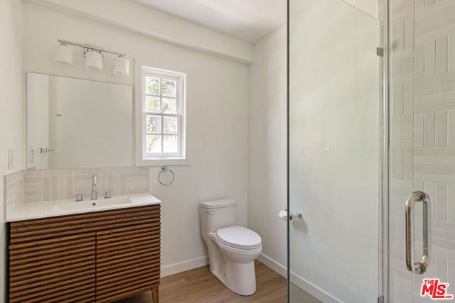 844 E Kensington Road, Los Angeles CA: https://media.crmls.org/mediaz/814e13be-8f59-41fb-99a3-35e60e87a944.jpg