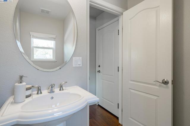 Image 12 of 42 For 122 Center Ct