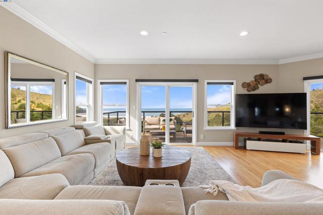 674 Corona Dr, Pacifica CA: https://media.crmls.org/mediaz/814fcdeb-e528-4cfc-a291-55d0d7e6d7d7.jpg