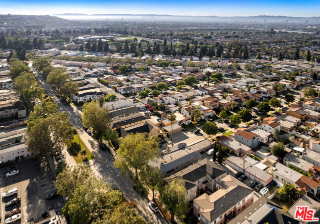 4196 5th Avenue, Los Angeles CA: https://media.crmls.org/mediaz/81505287-e669-4265-ae69-a0842601fa49.jpg