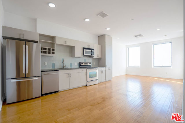 3810 Wilshire Boulevard, Los Angeles CA: https://media.crmls.org/mediaz/81505dc1-d60e-4ee0-99e4-4276c0a51ceb.jpg