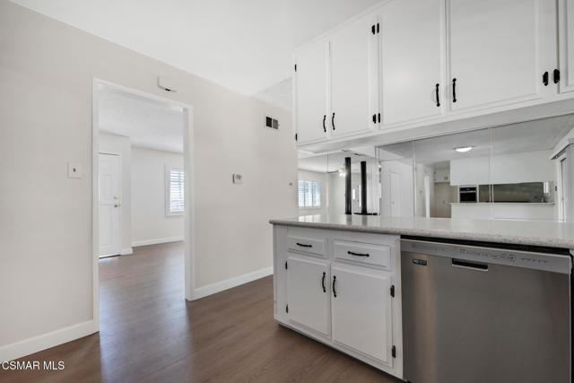 839 Jenny Drive, Newbury Park CA: https://media.crmls.org/mediaz/8150e98e-6632-46c7-9e2a-f670b926a67d.jpg