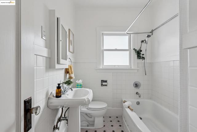 419 43rd St., Oakland CA: https://media.crmls.org/mediaz/815127f1-696b-4a69-8a08-5b99ba2b113e.jpg