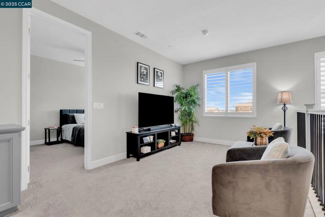 499 Yarrow Dr, Fairfield CA: https://media.crmls.org/mediaz/8151d9e1-9ace-499b-8ecb-054af46927ed.jpg