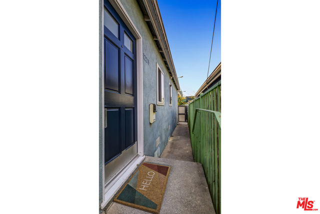 122 Thornton Place, Venice CA: https://media.crmls.org/mediaz/81526256-293c-4f69-99cf-859b9c055e01.jpg