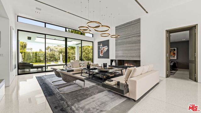 16032 VALLEY VISTA Boulevard, Encino CA: https://media.crmls.org/mediaz/815340c0-6f33-4519-ac93-5580a6b5a684.jpg