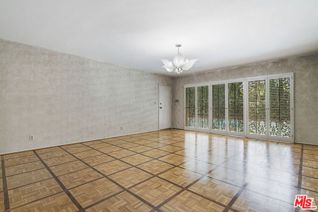 180 N Highland Avenue, Los Angeles CA: https://media.crmls.org/mediaz/81544543-a9c9-4e58-9f23-f6bf81146555.jpg