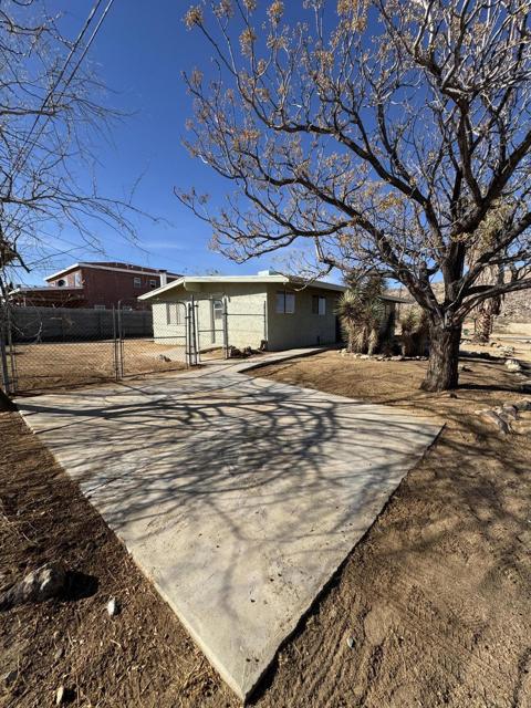 5958 El Reposo Street, Joshua Tree CA: https://media.crmls.org/mediaz/815488de-b310-4588-a364-87907fb7a810.jpg