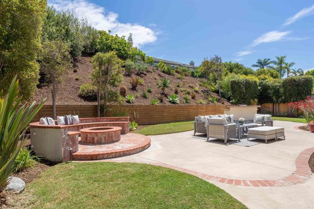 7866 Calle Oliva, Carlsbad CA: https://media.crmls.org/mediaz/81554f80-1dbb-4bf0-89a8-665182c133e0.jpg