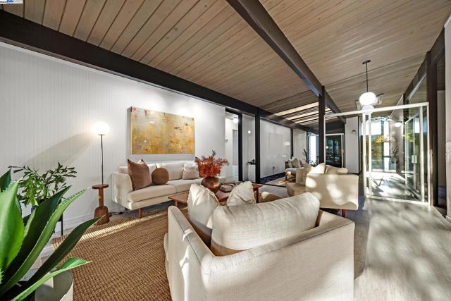 4004 Salem St, Concord CA: https://media.crmls.org/mediaz/81557ecb-8ec3-472b-ab7c-0f966d97a7dd.jpg