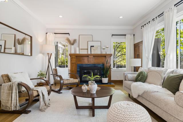 Image 3 of 41 For 3208 Claremont Ave