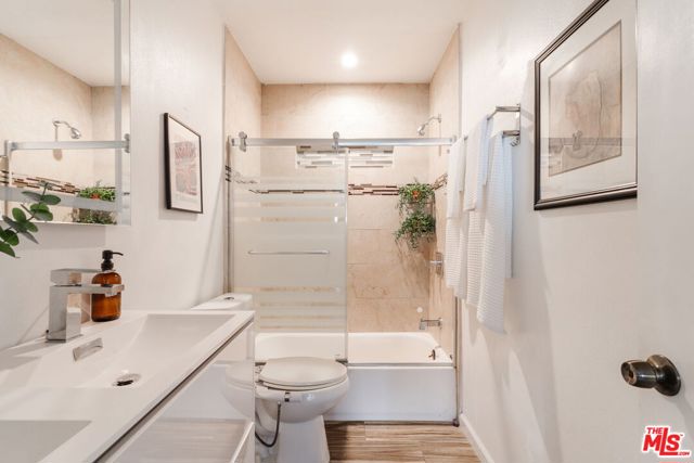 4427 Alumni Avenue, Los Angeles CA: https://media.crmls.org/mediaz/81569f0d-f3e2-4d63-b6a6-b99b656afefe.jpg