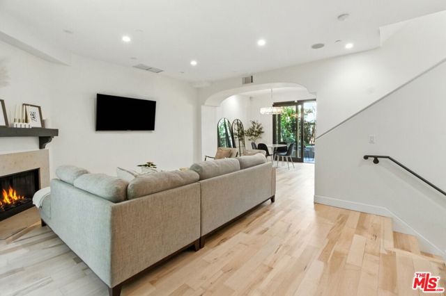 838 16th Street, Santa Monica CA: https://media.crmls.org/mediaz/815725e9-7aa4-4966-b7e0-253752c8f73f.jpg