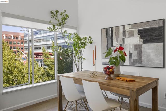 1364 Powell St, Emeryville CA: https://media.crmls.org/mediaz/81572f18-bb30-46f6-8209-7d6a6e86e107.jpg