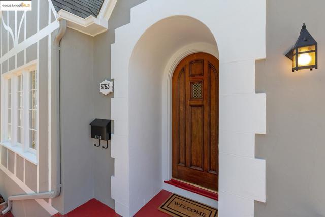 6753 Manor Crest, Oakland CA: https://media.crmls.org/mediaz/81575ca4-2a0e-4797-b1a7-b6555c88f66d.jpg