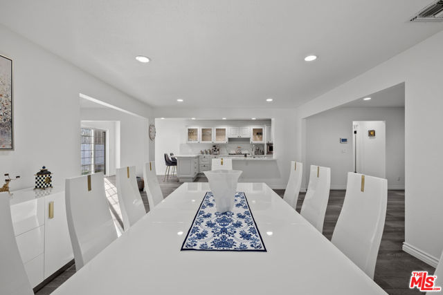 18352 Donmetz Street, Porter Ranch CA: https://media.crmls.org/mediaz/8157c6e6-9a0b-41e5-9976-94faf39df31e.jpg